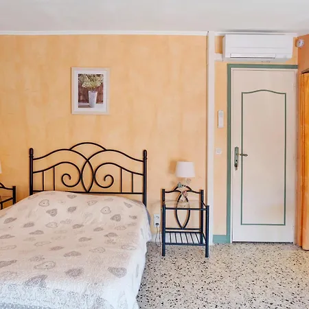 Le Clos Mazerolles Bed & Breakfast Cruzy